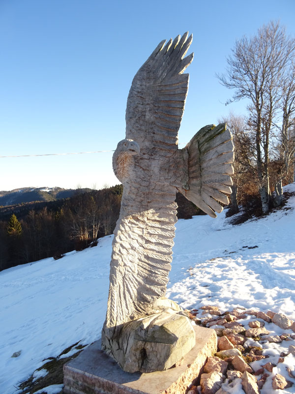 panchina gigante sul M.Ekar e drago alato di Vaia